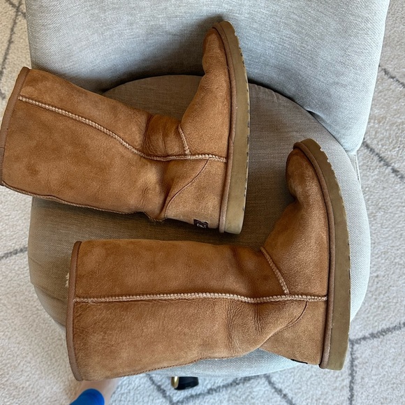 Ugg Classic Shearling Lined Boot in good used condition - Picture 8 of 13